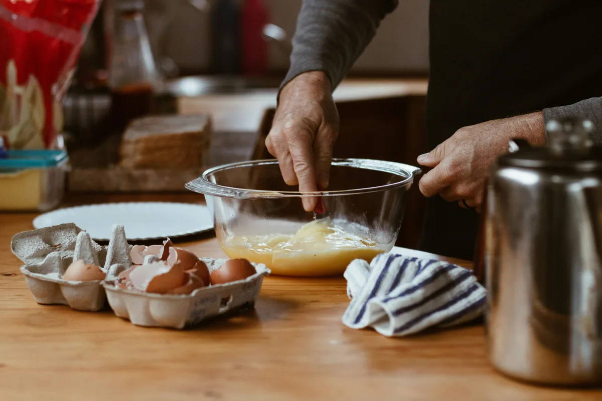 Kitchen measuring cups and baking ingredients for cups-to-grams conversion by density